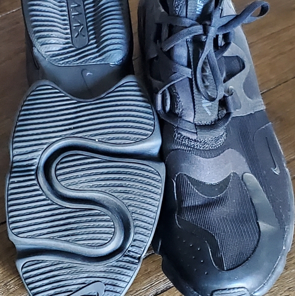 AirMax Infinity - Picture 1 of 3